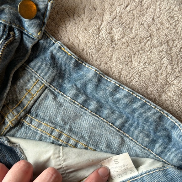 Denim medium rise ripped shorts - Picture 3 of 3